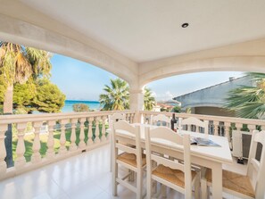Outdoor dining - Block 2 Apartment 3 with direct access to the beach in Alcudia. (Alcúdia)