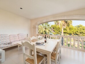 Outdoor dining - Block 2 Apartment 3 with direct access to the beach in Alcudia. (Alcúdia)
