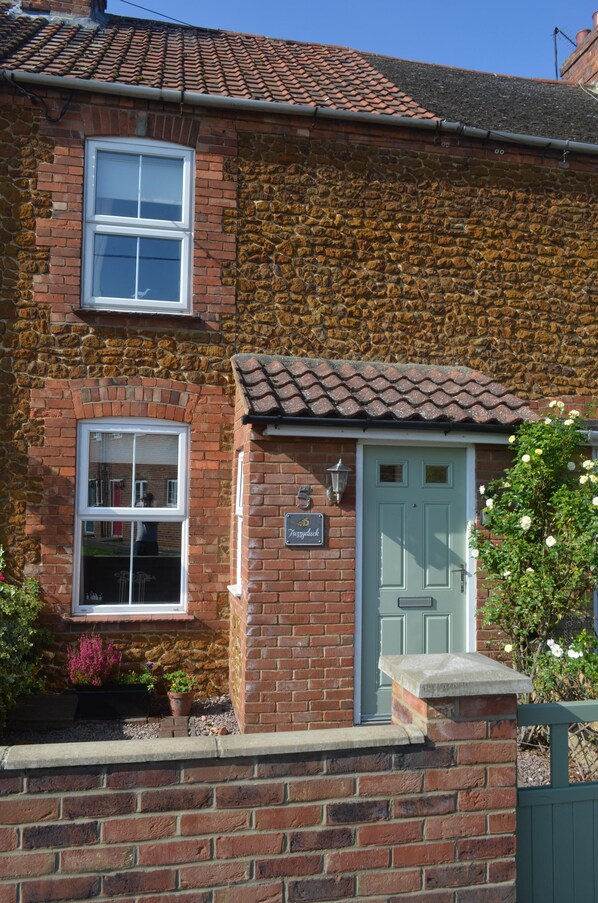 Exterior - Fuzzy Duck Cottage. Over 100 5 star reviews on Trip Advisor. Sleeps 4 (Heacham)
