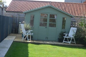Terrace/patio - Fuzzy Duck Cottage. Over 100 5 star reviews on Trip Advisor. Sleeps 4 (Heacham)