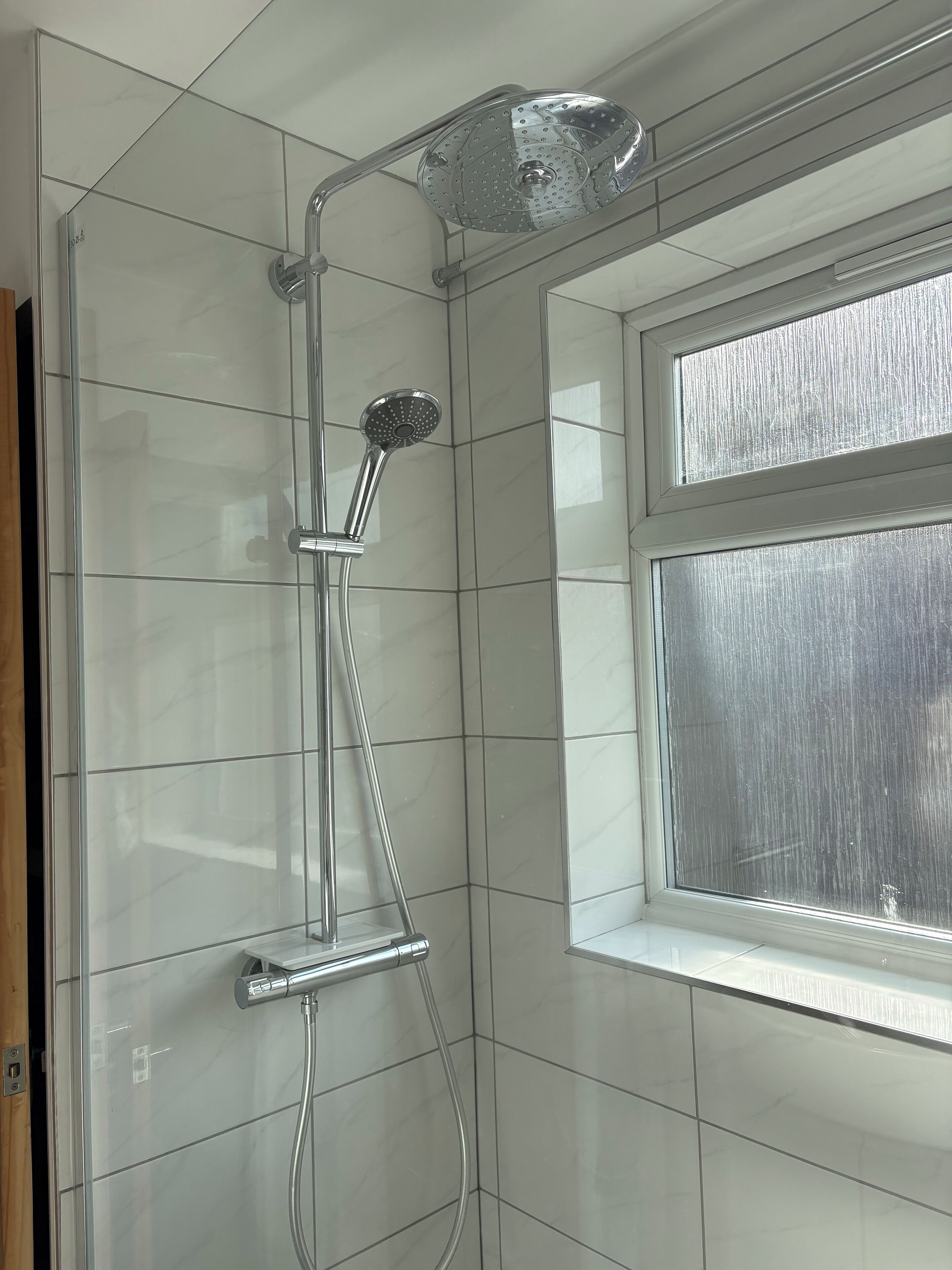 Ensemble douche/baignoire, sèche-cheveux, serviettes fournies