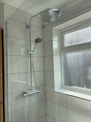 Ensemble baignoire-douche, séchoir à cheveux, serviettes fournies
