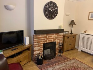 Smart TV, fireplace, video games, DVD player - Fuzzy Duck Cottage. Over 100 5 star reviews on Trip Advisor. Sleeps 4  (Heacham)