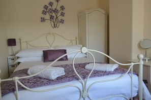 2 bedrooms, iron/ironing board, travel crib, WiFi - Fuzzy Duck Cottage. Over 100 5 star reviews on Trip Advisor. Sleeps 4 (Heacham)