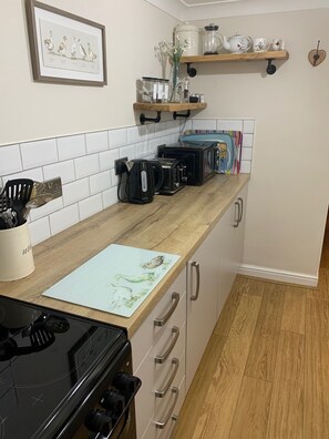 Fridge, microwave, oven, stovetop - Fuzzy Duck Cottage. Over 100 5 star reviews on Trip Advisor. Sleeps 4 (Heacham)