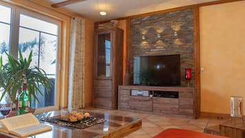 TV, DVD player, books, stereo