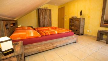 2 slaapkamers, een kluis op de kamer, een strijkplank/strijkijzer, wifi