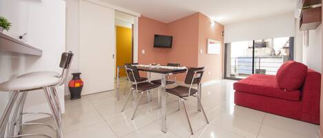 Departamento básico, varias camas, para no fumadores, vista a la ciudad | Sala de estar | Televisión LED de 32 pulgadas con canales por cable y televisión