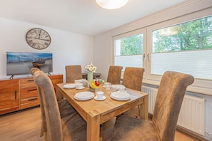 Dining - Cozy vacation apartment in Ahlbeck with terrace, 500 m to the beach (Seebad Ahlbeck)
