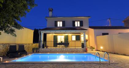 The house is located in a quiet area in the countryside, on the edge of Kanfanar,