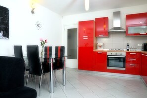 Oven, dishwasher, dining tables -  The house is located in a quiet area in the countryside, on the edge of Kanfanar,  (Kanfanar)