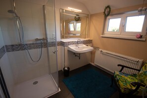 Baignoire, sèche-cheveux, serviettes fournies, papier toilette