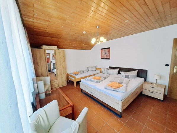 3 Schlafzimmer, Schreibtisch, Bügeleisen/Bügelbrett, Reisekinderbett