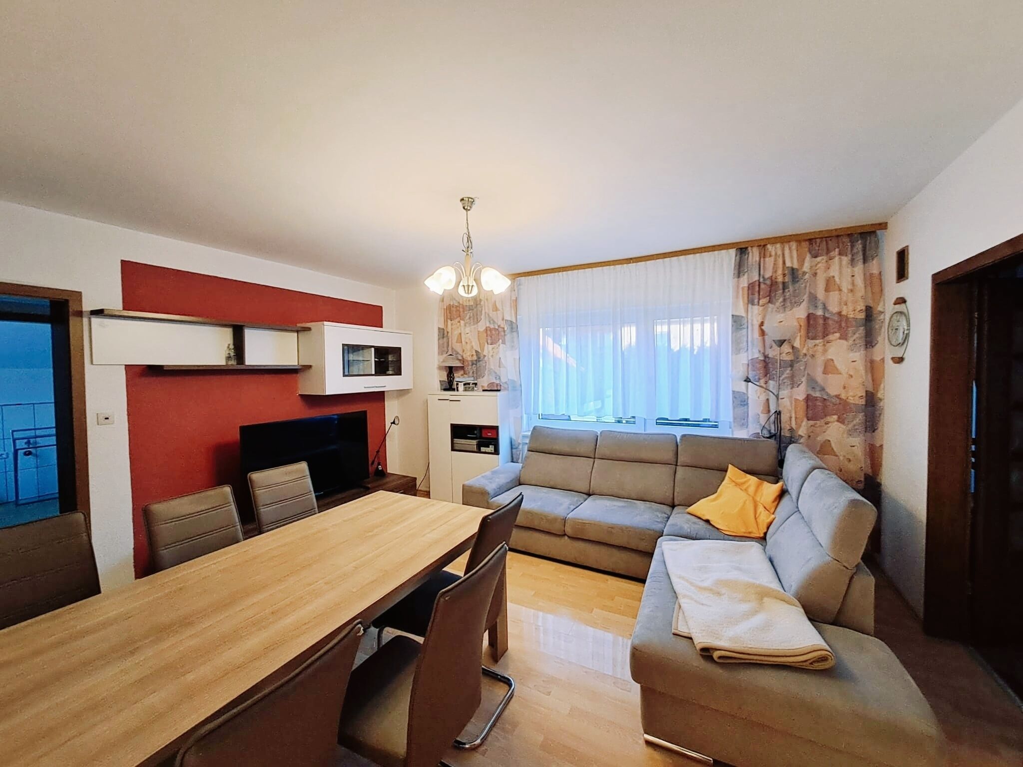 TV connectée, livres, chaîne hi-fi