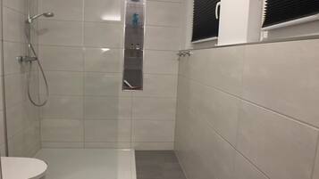 Dusche, Haartrockner, Seife, Toilettenpapier