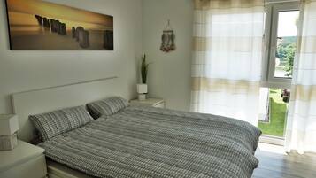 3 bedrooms, desk, travel cot, WiFi