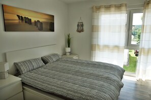 3 bedrooms, desk, travel crib, WiFi