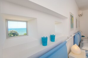 2 soverom, skrivebord, strykejern/-brett og reiseseng for barn