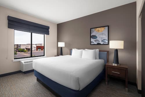 In-room safe, desk, iron/ironing board, free WiFi