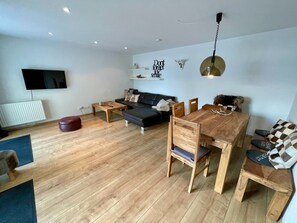 TV, books, stereo - 5 star apartment on Lake Hopfensee directly on the lake with 2 terraces & underground parking space (Hopfen am See)