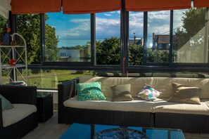 Télévision, cheminée, lecteur de DVD, table de tennis de table