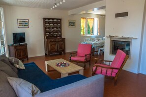 TV, caminetto, lettore DVD, tavolo da ping pong