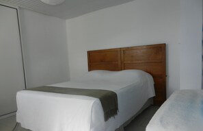 2 habitaciones, tabla de planchar con plancha y cuna de viaje 