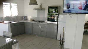 Een koelkast, een magnetron, een oven, een kookplaat