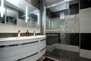Shower, towels