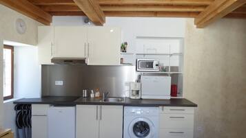 Réfrigérateur, micro-ondes, plaque de cuisson, lave-vaisselle