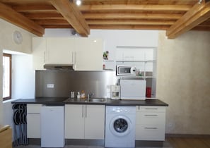 Réfrigérateur, micro-ondes, plaque de cuisson, lave-vaisselle