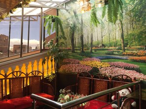 Economy Double Room, 1 Double Bed, Non Smoking, Shared Bathroom | Living area