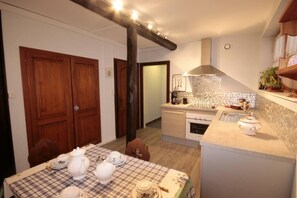 Jääkaappi, mikroaaltouuni, uuni, astianpesukone