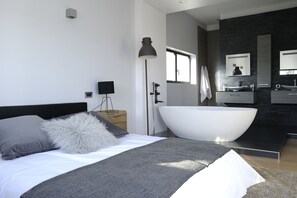 4 chambres, coffres-forts dans les chambres, bureau