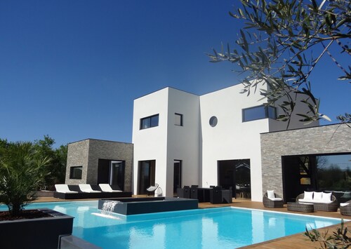 LUXURY ARCHITECT VILLA quiet with large swimming pool SOUTH
