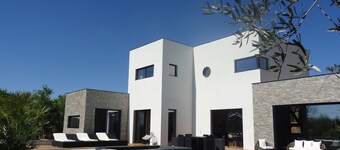 LUXURY ARCHITECT VILLA quiet with large swimming pool SOUTH