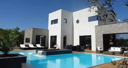 LUXURY ARCHITECT VILLA quiet with large swimming pool SOUTH