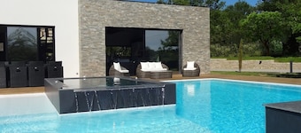 Moderne Architektenvilla, neu, Schwimmbad mit Überlauf