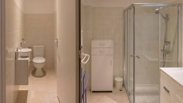 Douche, sĂšche-cheveux, serviettes fournies, papier toilette