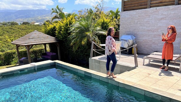 A swimming pool with clear water, surrounded by greenery and a view of distant mountains. - Luxury villa 160 m2 with magnificent mountain view and HEATED SWIMMING POOL (Bois d'Olives)