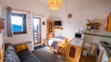 Fernseher, DVD-Player, Bücher