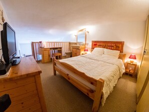 2 chambres, fer et planche à repasser, lit parapluie