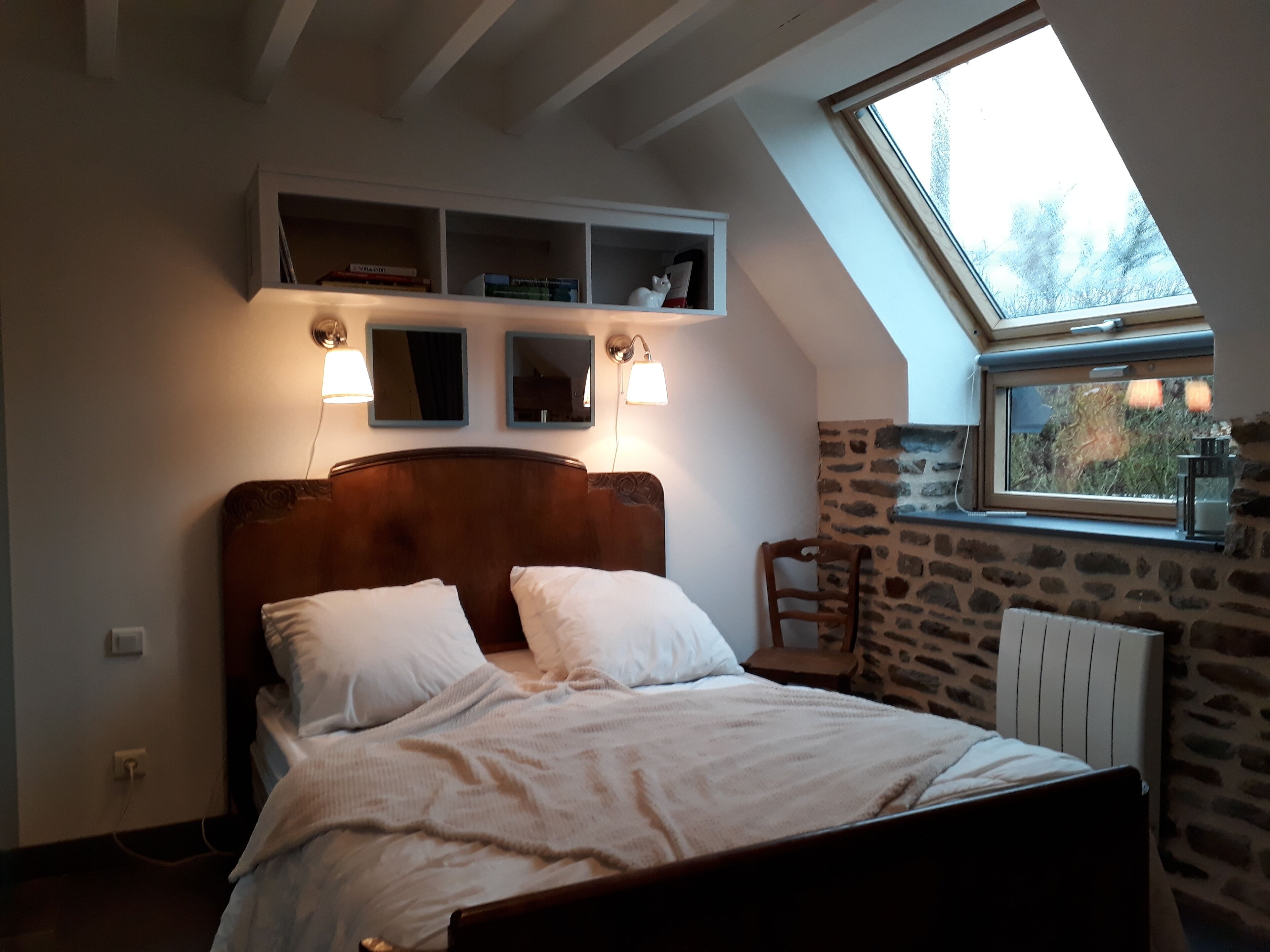 1 chambre, bureau, fer et planche à repasser, lit parapluie