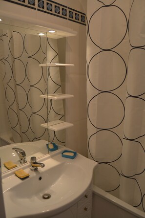 Bathtub, hair dryer, towels, soap - House 4 persons Le Crotoy. 3 stars, with enclosed garden and parking space  (Le Crotoy)