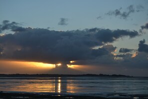 Vlak bij het strand, ligstoelen