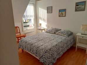 2 عدّة غرف نوم ومكواة/لوح كي وسرير سفر وواي فاي مجانًا