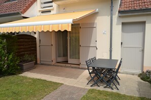 Outdoor dining - House 4 persons Le Crotoy. 3 stars, with enclosed garden and parking space  (Le Crotoy)
