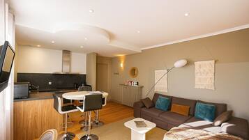 Flachbildfernseher, Kamin, Bücher