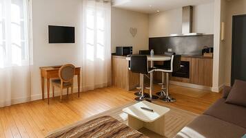 Flatscreentelevisie, een open haard en boeken