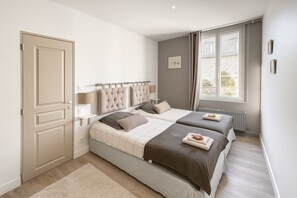 2 bedrooms, iron/ironing board, WiFi, bed sheets - Family Suite F3 Grant in the heart of Chartres has 55m2 2 bedrooms, parking (Chartres)